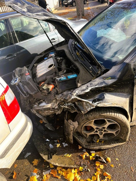 Pijany 21-latek uszkodził kilka samochodów przy cmentarzu w regionie