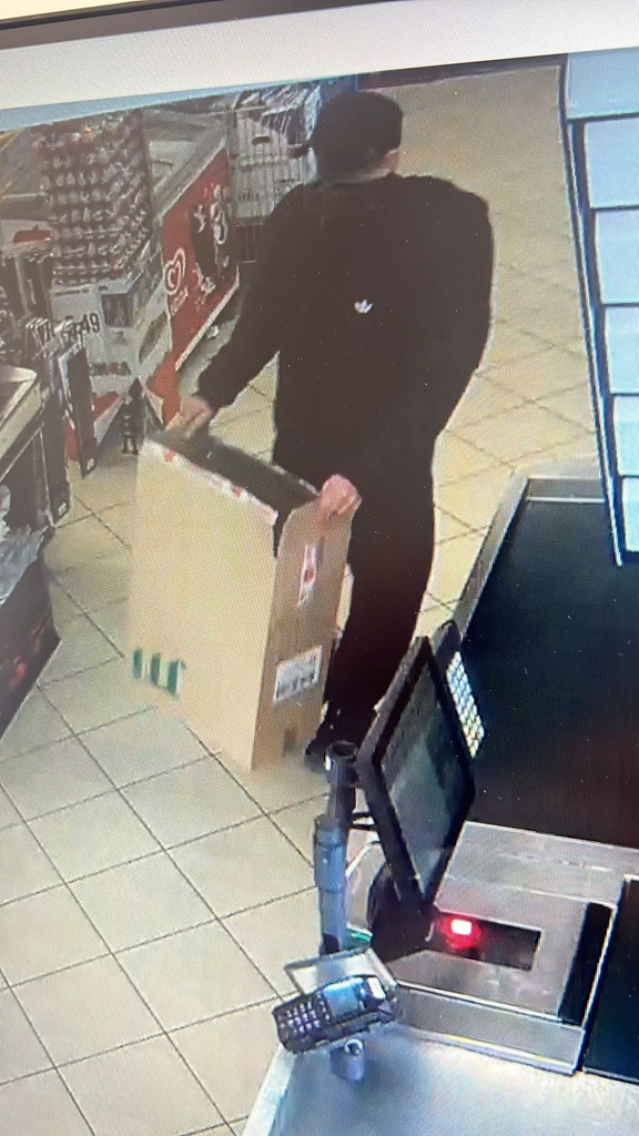 Już wiadomo, kto wyszedł ze sklepu w regionie z kartonem