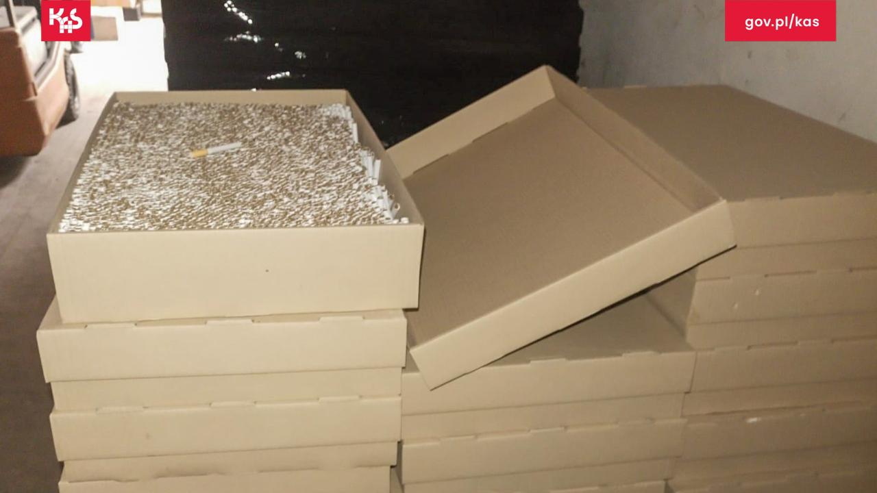 Uderzenie KAS i CBŚP w nielegalny biznes tytoniowy. Zabezpieczono kontrabandę wartą ponad 2 mln złotych