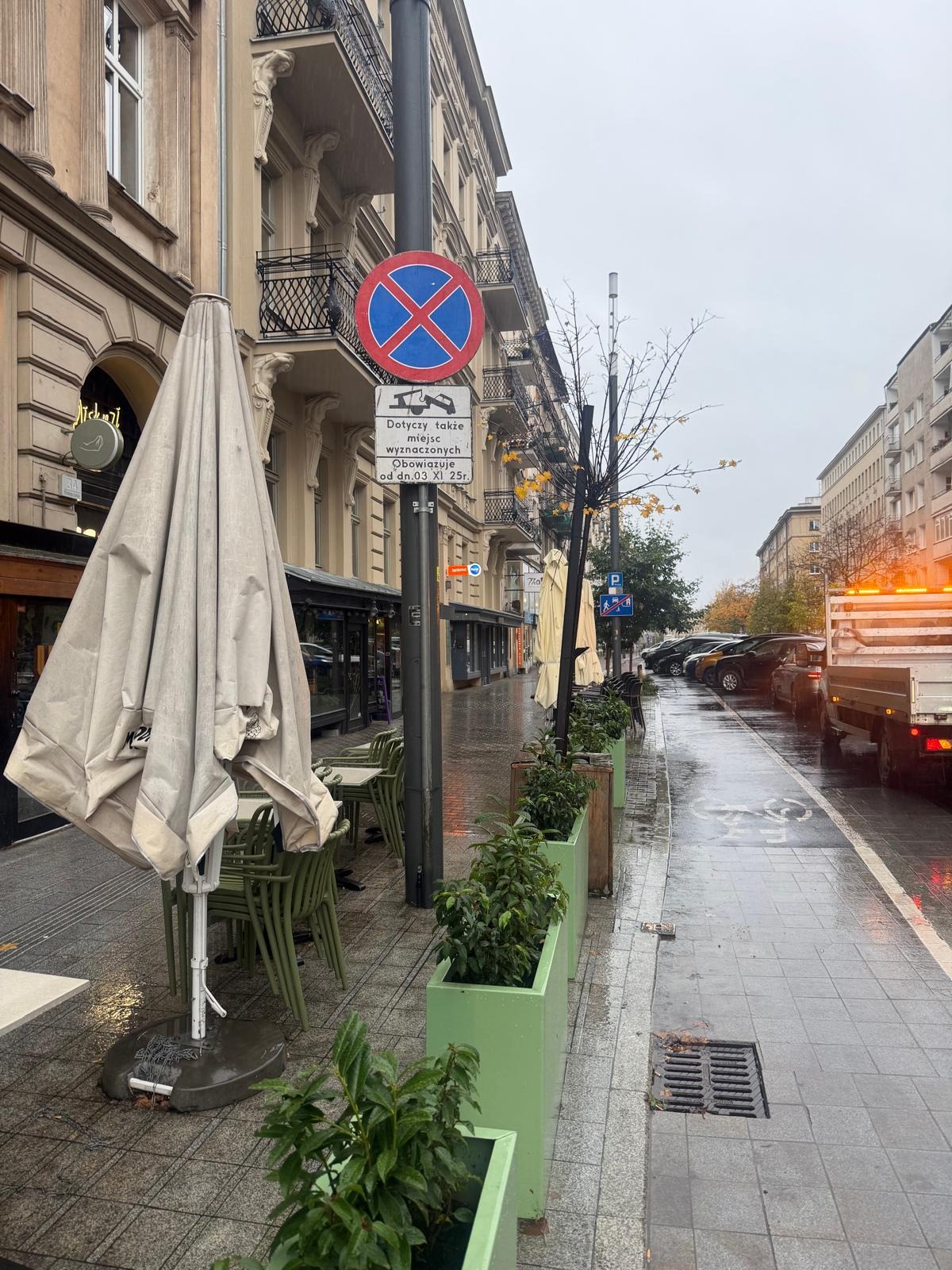 Ulotki za wycieraczkami aut w centrum. I prośba do kierowców! Będą odholowywać pojazdy