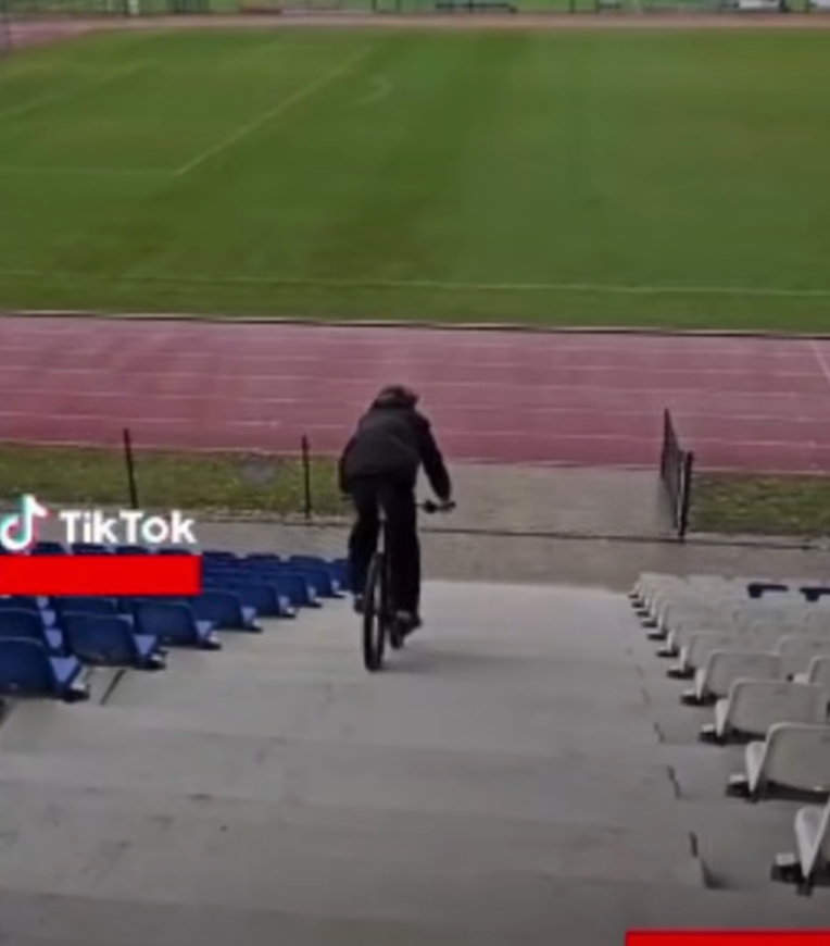 Region. Zjechał rowerem ze schodów na trybunach wprost na murawę miejskiego stadionu, obok pumptrack. "Skrajna głupota"