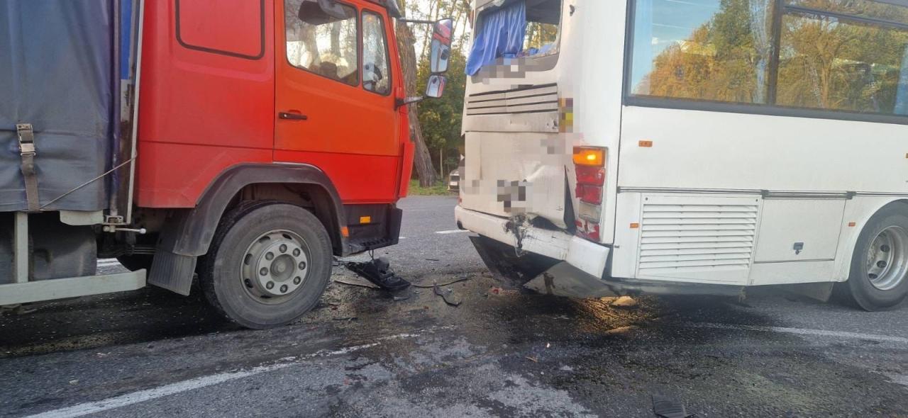 Utrudniania na DK11 w regionie. Samochód zderzył się ze szkolnym autobusem