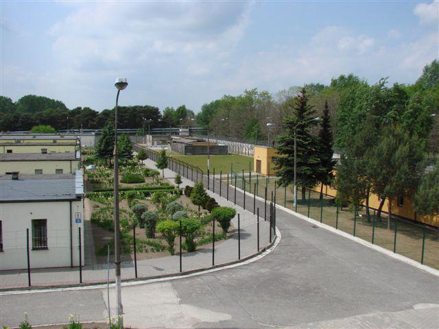 Strzały i śmigłowiec w okolicach zakładu karnego pod Poznaniem. "Boję się wyjść z domu"