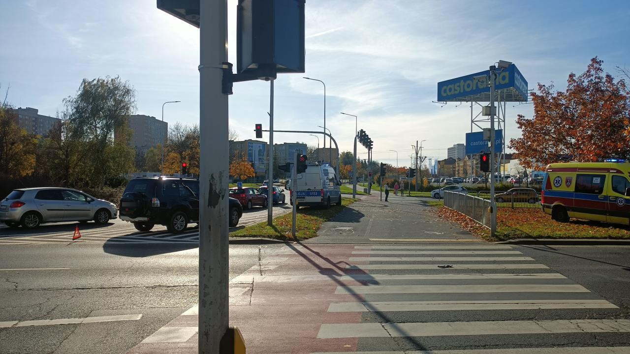 Dwa samochody zderzyły się na Rondzie Solidarności