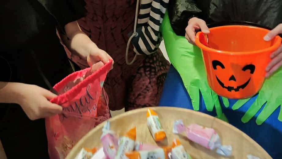 10-latka wymyśliła niebezpieczny żart halloweenowy. Umieściła w batoniku metalowy wkręt o długości 7 cm