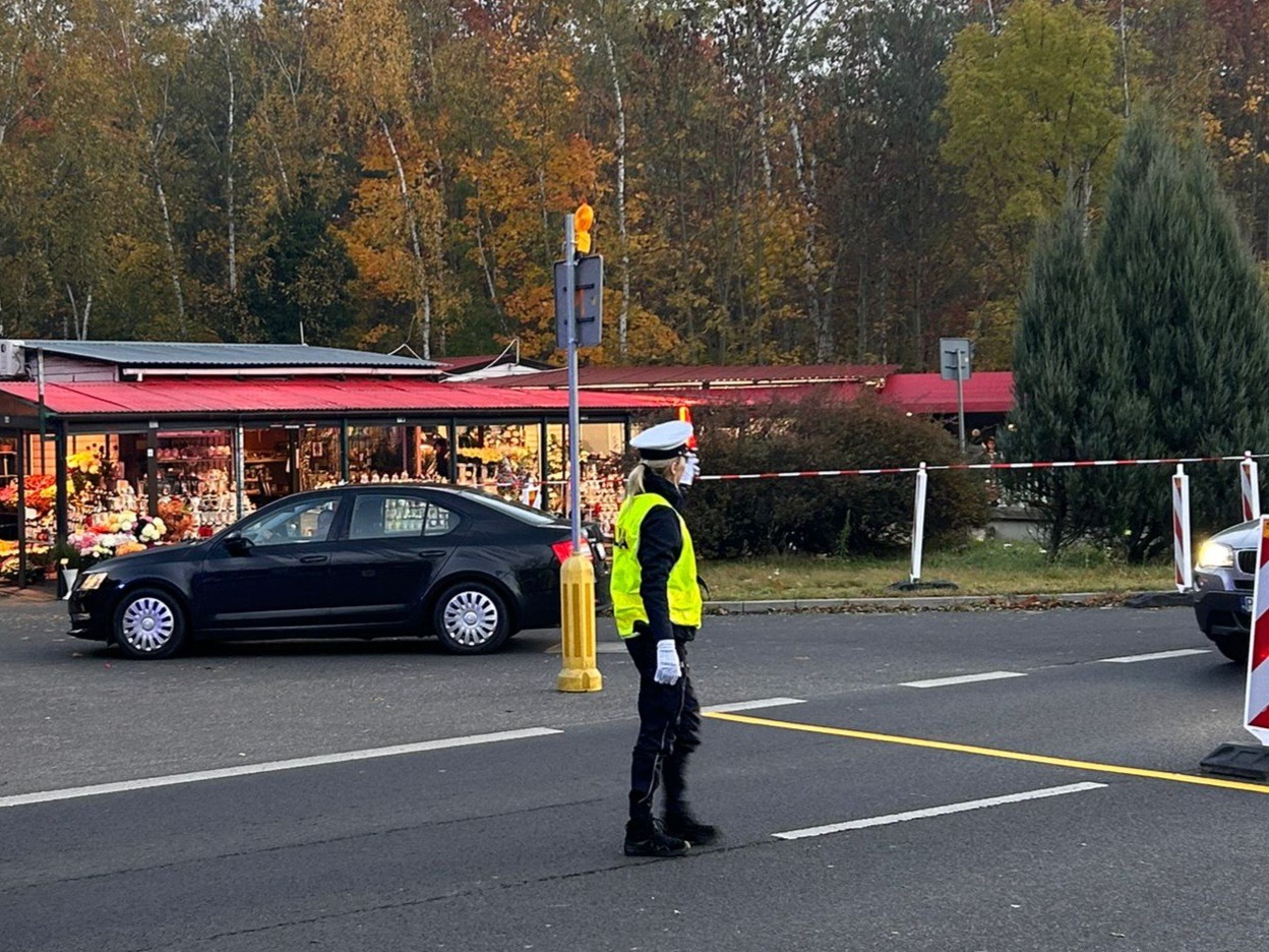 Policja od rana przy cmentarzach. "Zwracajcie uwagę na sygnały i polecenia"