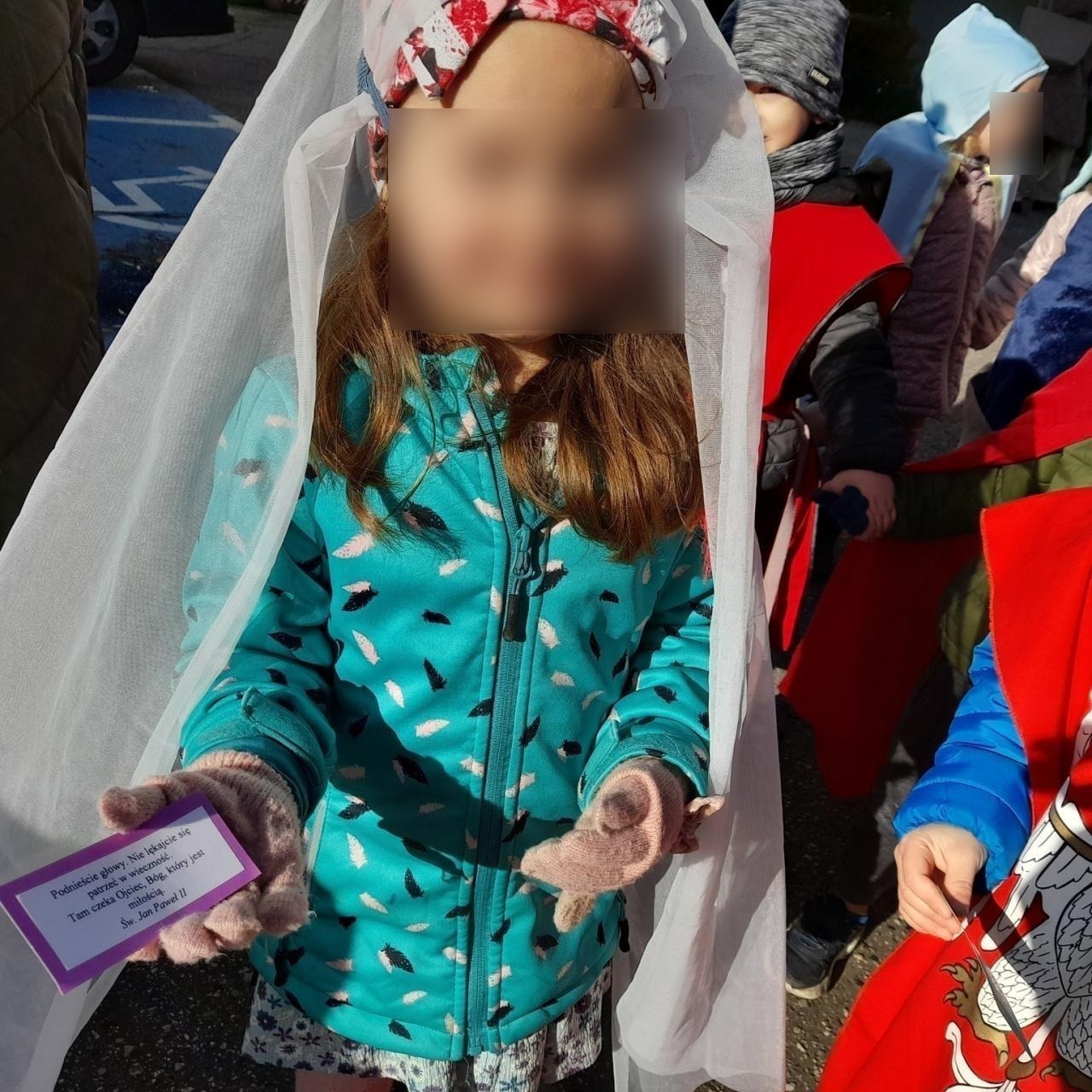 Os. Sobieskiego: dzieci maszerowały przez osiedle przebrane w stroje świętych i rozdawały przechodniom wydrukowane cytaty