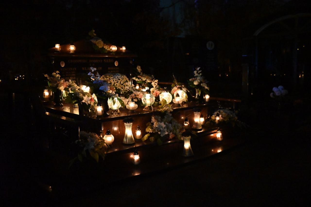 Junikowo: tak wyglądał cmentarz po zmroku. Nie zabrakło słynnego wypieku na przycmentarnym targu [fotorelacja]