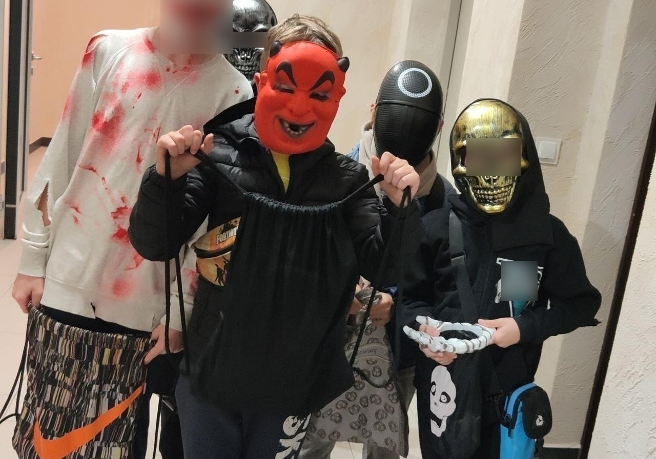 Region. Dzieci zbierające cukierki zaatakowały kobietę. Zaczęły rzucać w jej dom kamieniami. Zniszczyły również ogrodzenie