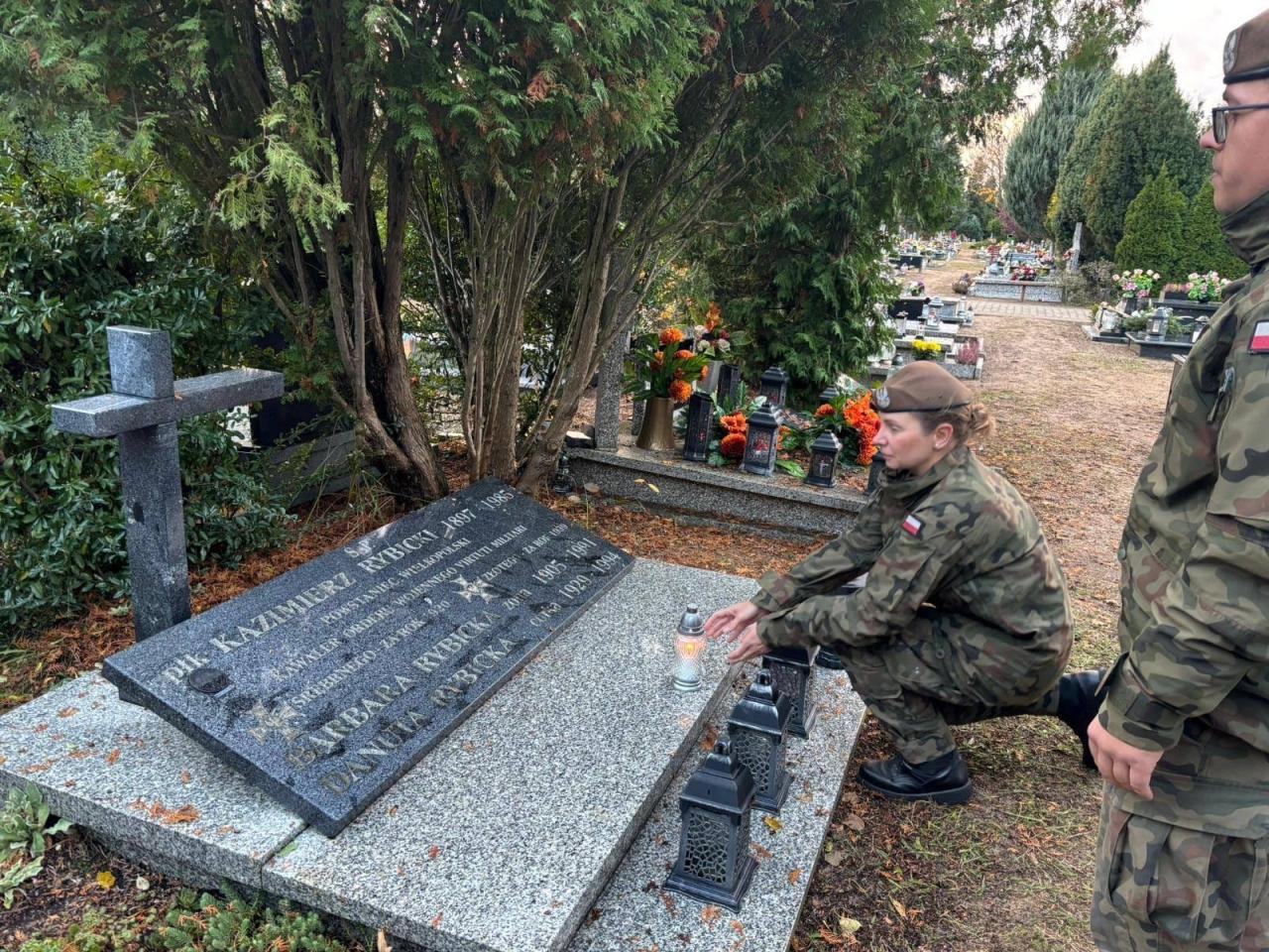 Wielkopolscy Terytorialsi pamiętają o bohaterach. Porządkowali groby poległych za ojczyznę i oddali im hołd