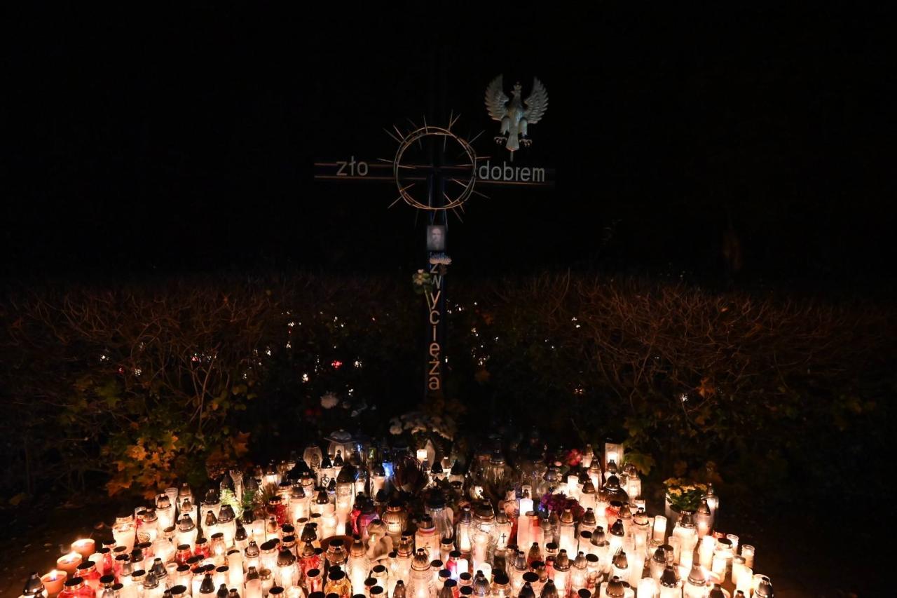 Górczyn: tak wygląda cmentarz po zmroku. Były również pierniki w kształcie ducha i dyni [fotorelacja]