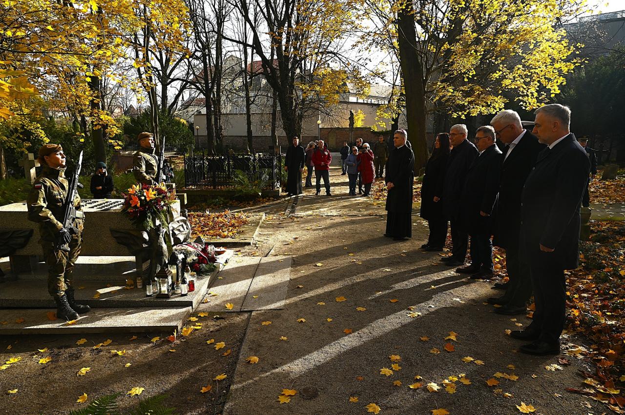 Jacek Jaśkowiak złożył kwiaty na grobach byłych prezydentów Poznania. "Myślimy o Wielkopolanach, którym wiele zawdzięczamy"