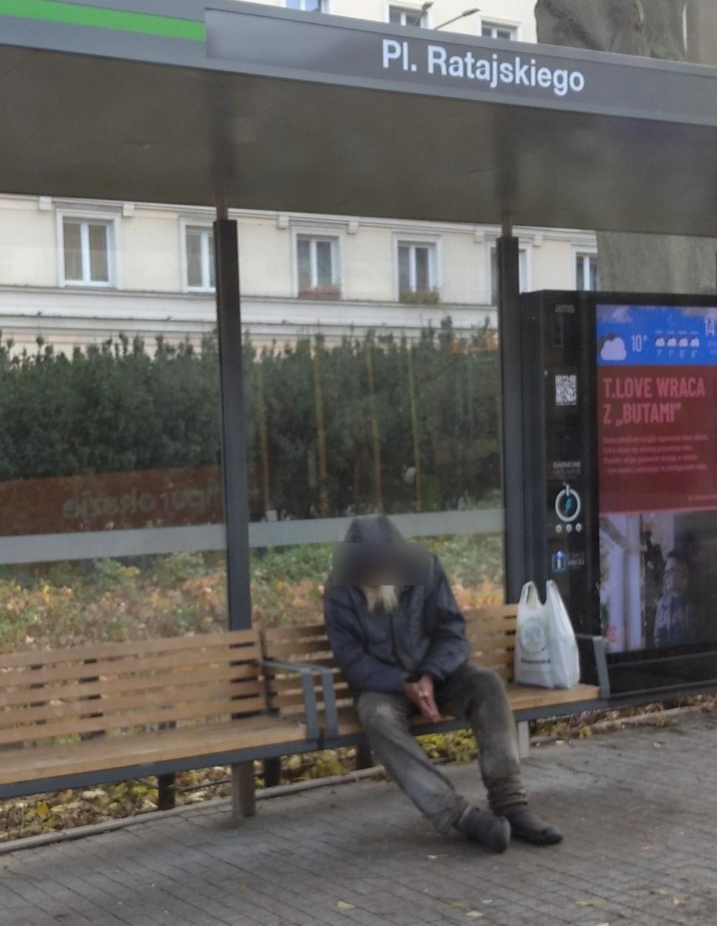 Plac Cyryla Ratajskiego: osoba w kryzysie bezdomności przebywa całe dnie na przystanku