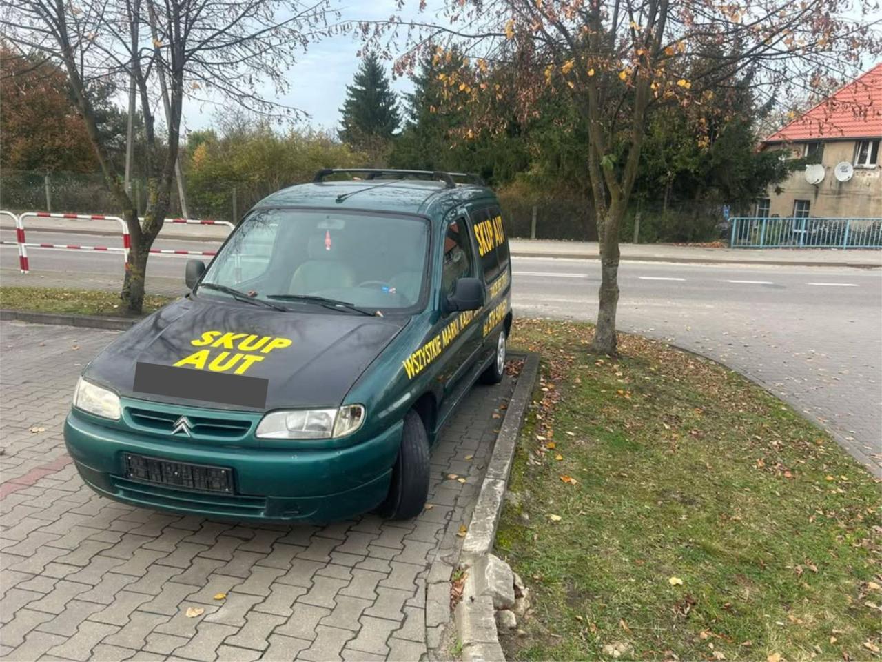 Samochód z napisem "Skup aut" stoi na parkingu pod marketem i blokuje miejsce. Pojazd nie ma tablic rejestracyjnych