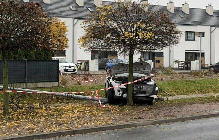 28-latek stracił panowanie nad pojazdem, auto wypadło z drogi i zatrzymało się na drzewie. "Przeorał chodnik. Cud, iż akurat nikogo nie było"