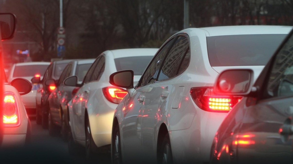 Spore utrudnienia na poznańskim odcinku A2. Zderzenie trzech samochodów