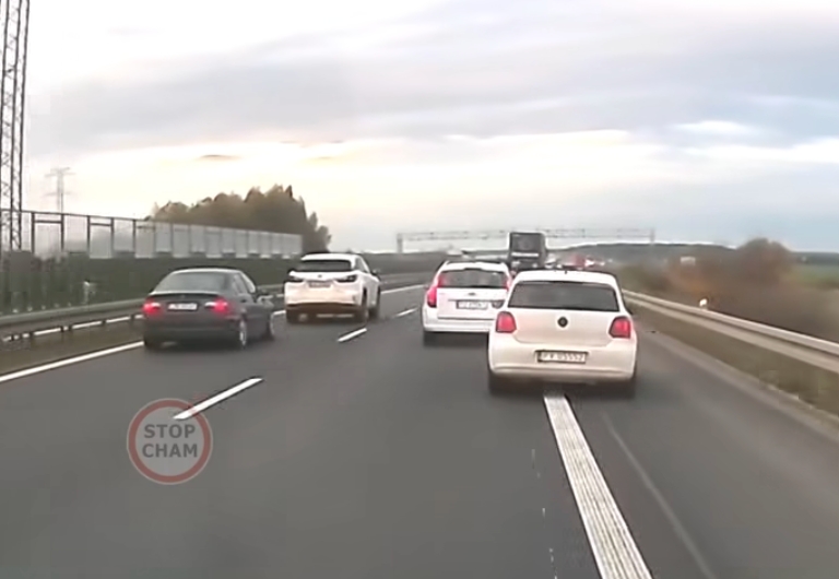 Szarża kierowcy VW na trasie S11 pod Poznaniem. Ścigał się z BMW?