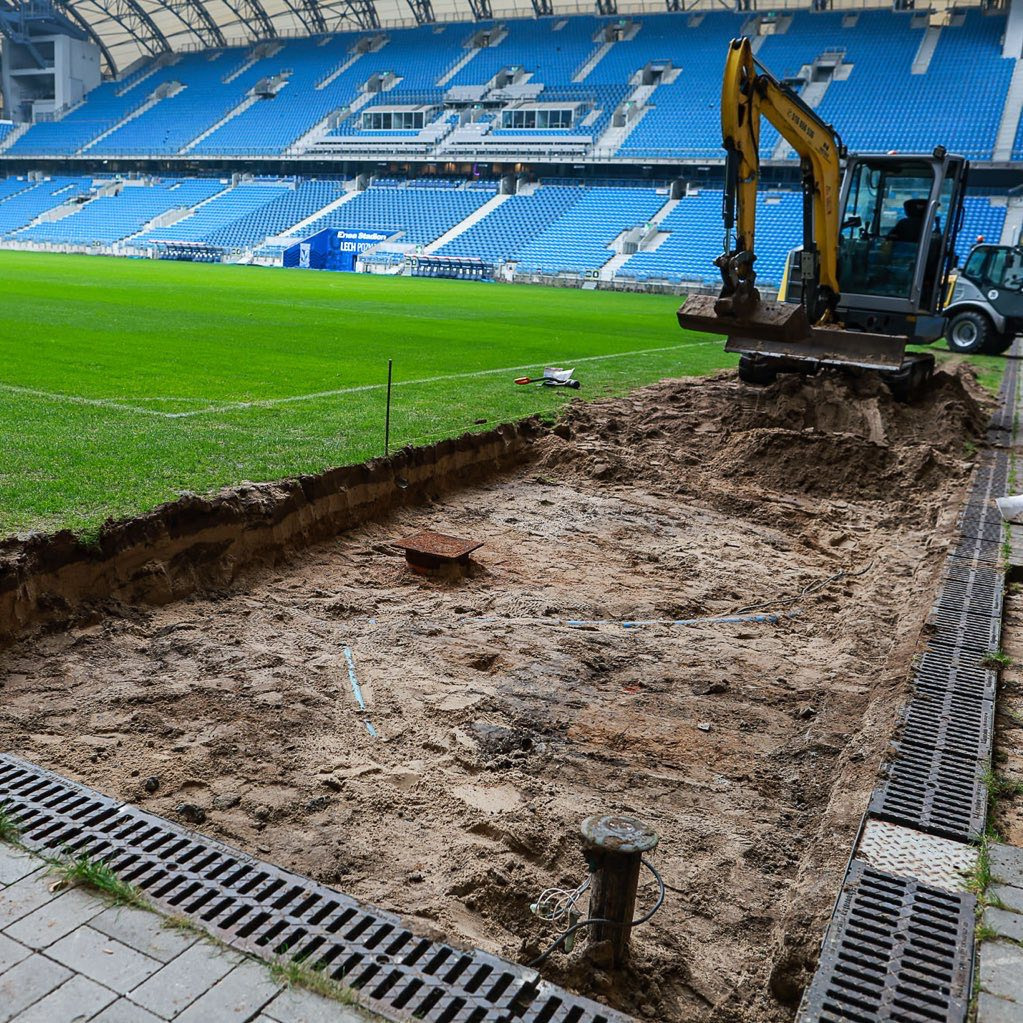 Zrywają murawę na poznańskim Enea Stadionie