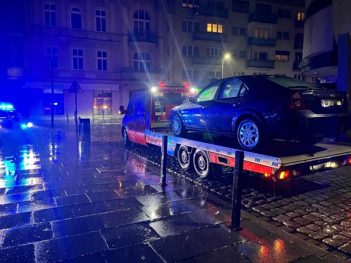 Kolizja przy cofaniu. Samochód sprawcy musiał odjechać na lawecie