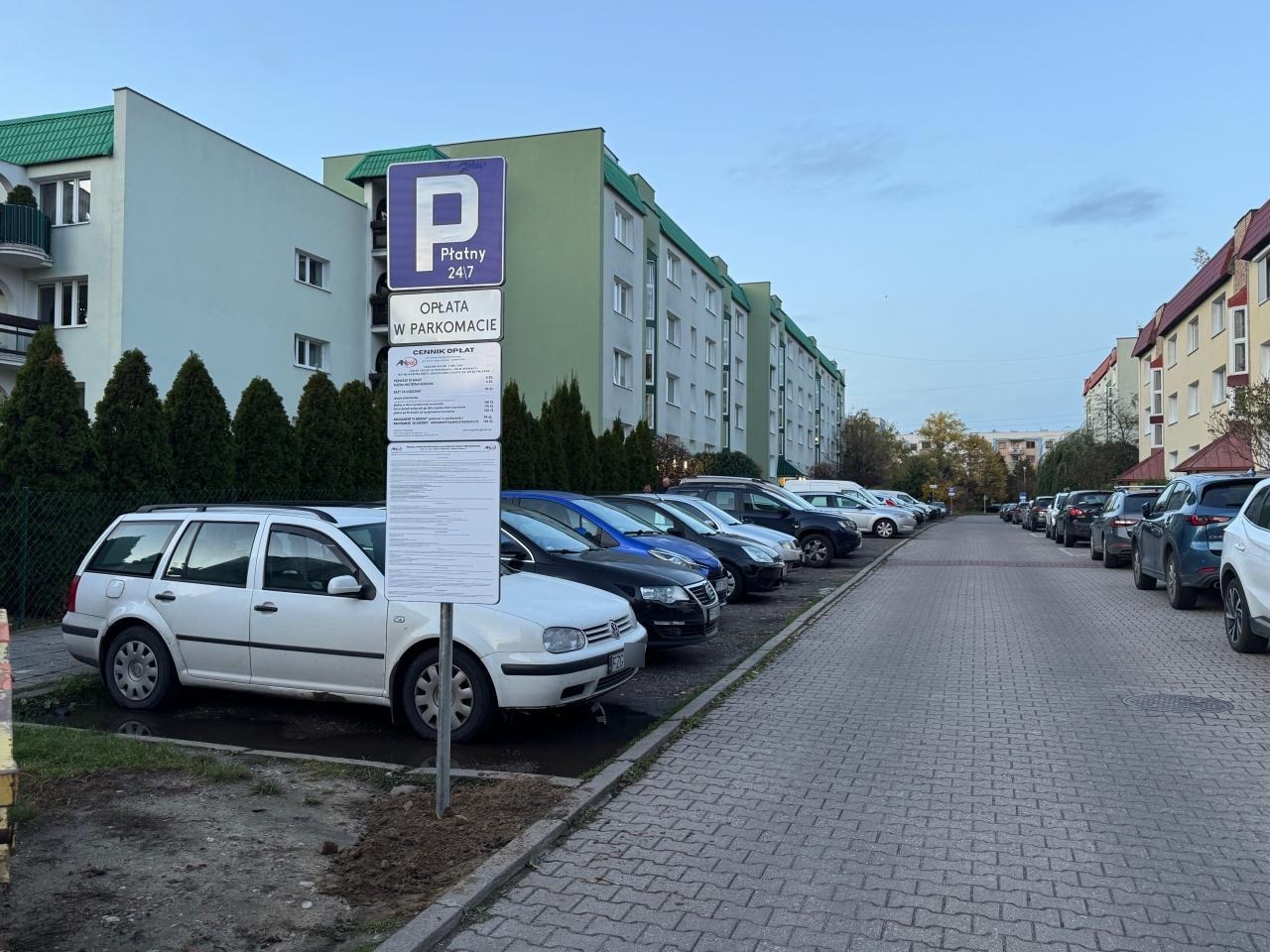 Parkomaty stanęły na poznańskim osiedlu. Mieszkańcy wkurzeni, PKP zadowolone