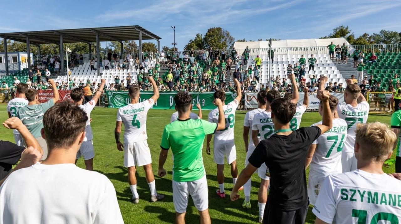 Warta Poznań zbiera pieniądze na nową trybunę. "Bez zwiększenia pojemności obiektu nie będziemy mogli myśleć o awansie do I ligi"