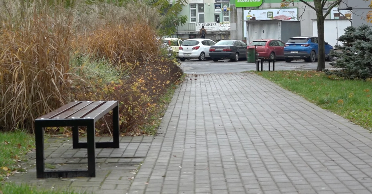 Awantura o osiedlowe ławki na Ratajach. Były od lat, ale przez pijących alkohol je zabrano. Wróciły... bez oparć