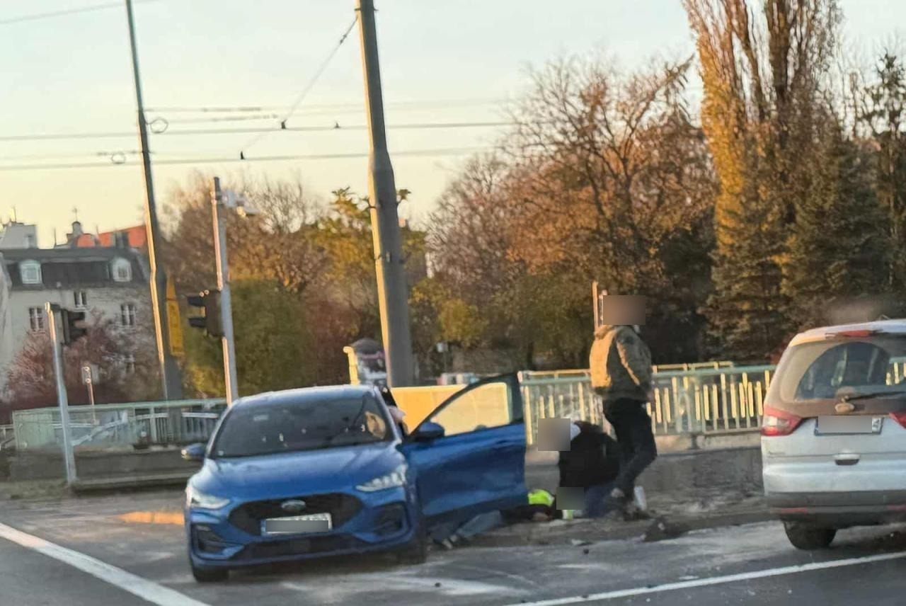 Rondo Śródka: zderzenie dwóch samochodów. Są ranni
