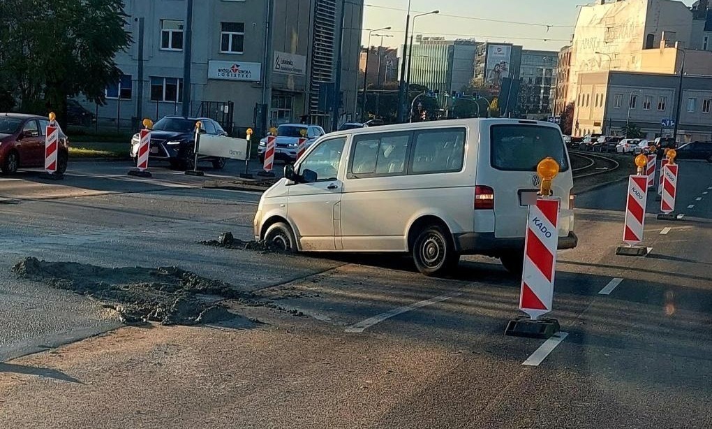 Estkowskiego: samochód dostawczy utknął w świeżo wylanym betonie. "Chciał przejechać na skróty"?