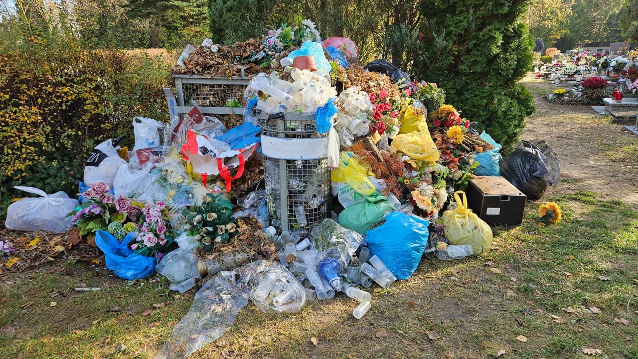 Junikowo: przepełnione kontenery na śmieci na cmentarzu. Jest odpowiedź Biura Administracji Cmentarzy Komunalnych: "to niemożliwe"