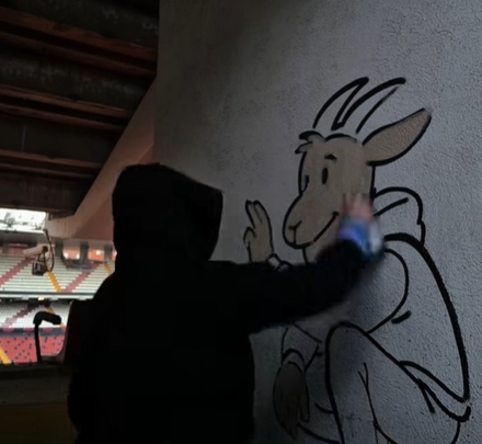 Kawu zmalował koziołka na stadionie w Hiszpanii. "To jest sztuka i performance w jednym!"