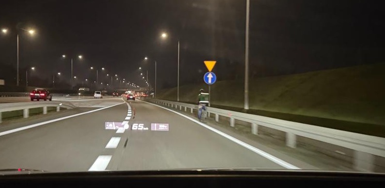 Niebezpieczna sytuacja na A2 pod Poznaniem. Dostawca jedzenia na rowerze wjechał na trasę