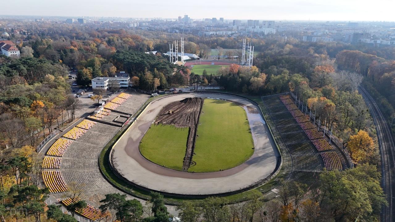 Zmienia się poznański stadion. Pracuje ciężki sprzęt