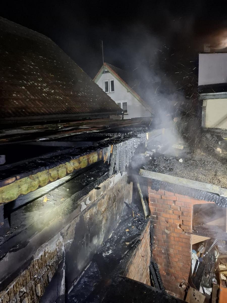 Ogień w nocy gwałtownie rozprzestrzenił się na pobliskie domy. Zatrzymano 47-letniego mieszkańca naszego regionu