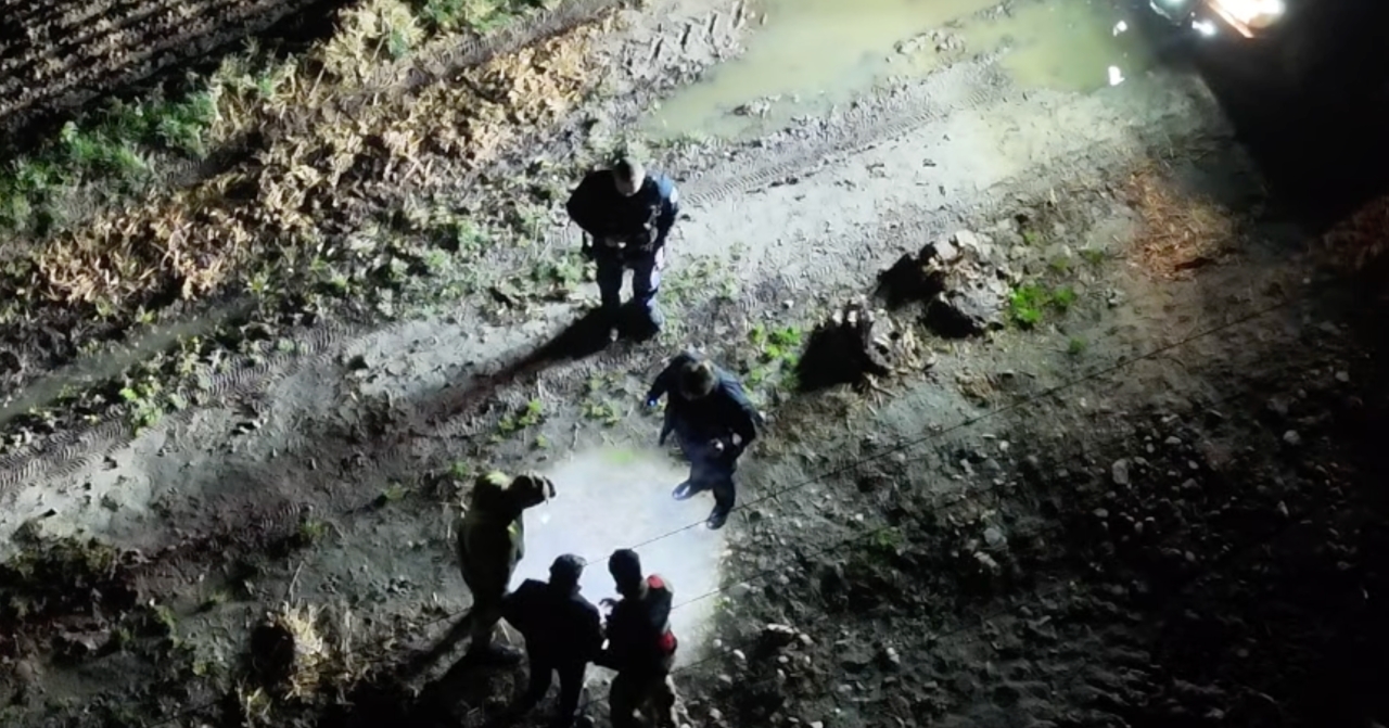Nocne poszukiwania mężczyzny w regionie. Przeszedł kilkanaście kilometrów, "błąkał się bez celu i tracił orientację w terenie". Zlokalizowano go dzięki dronowi