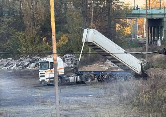 Miasto składuje gruz z inwestycji przy trasie PST w centrum miasta?
