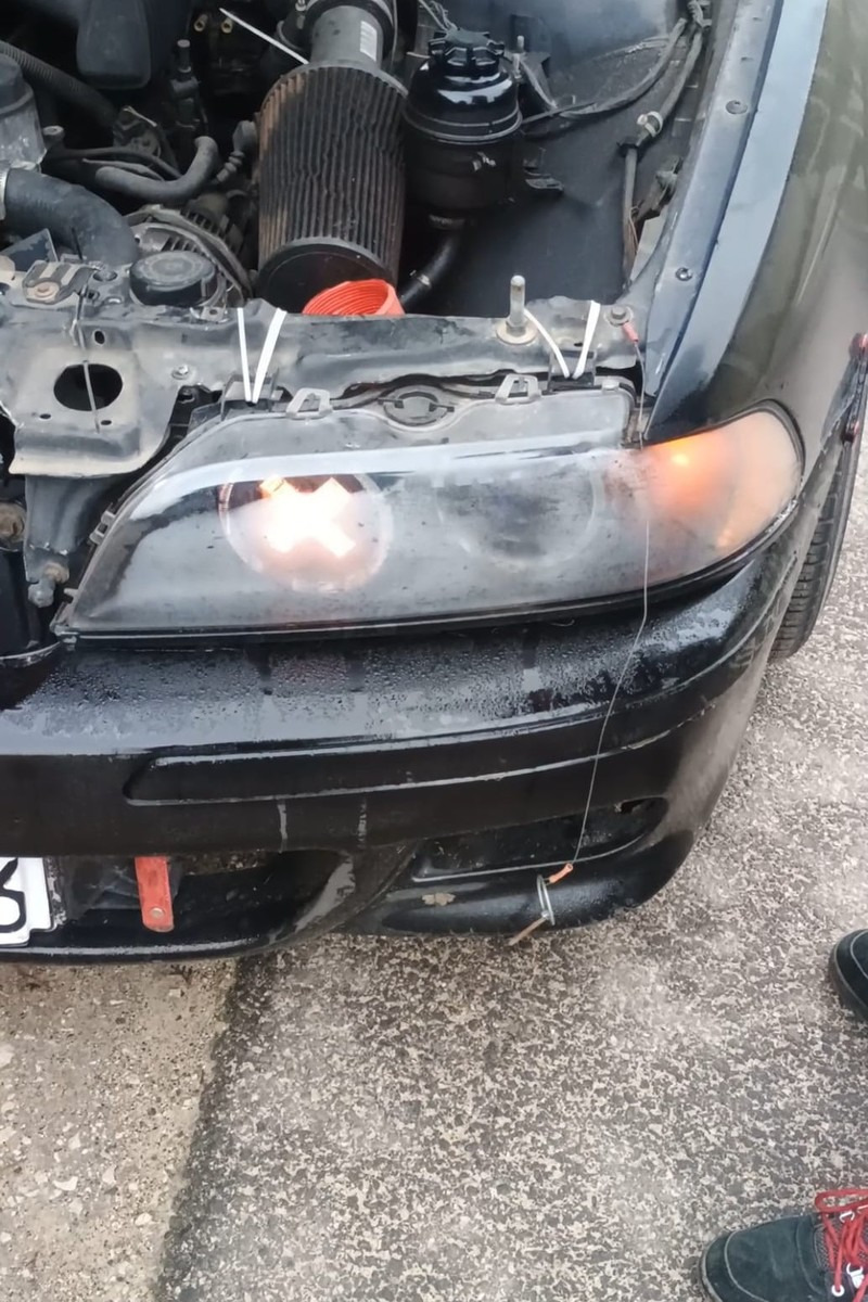 BMW bez tablicy rejestracyjnej zatrzymane pod Poznaniem. Kierowca ma problemy