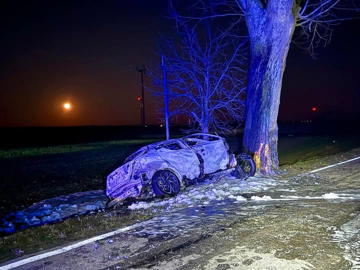 Poważny wypadek w regionie. Samochód rozbił się na drzewie i stanął w płomieniach