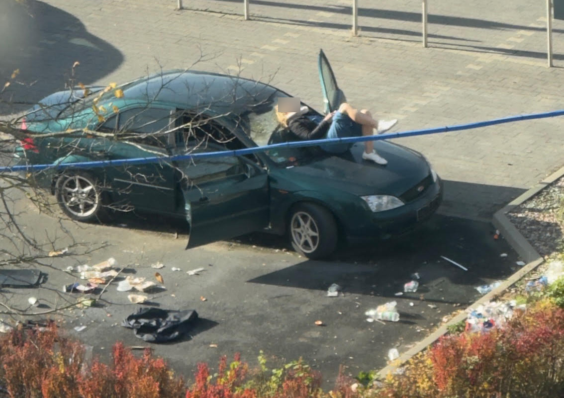 Osoby w zaparkowanym przy jednym z poznańskich dyskontów samochodzie budzą niepokój. "Nie do końca czuję się bezpiecznie"