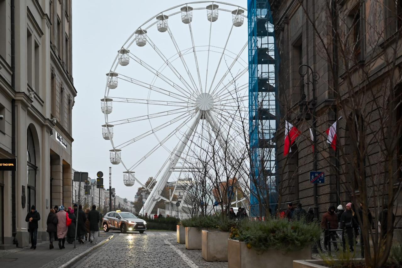 Wielka konstrukcja stanęła w centrum miasta. "Kto odważy się wjechać na sam szczyt?"