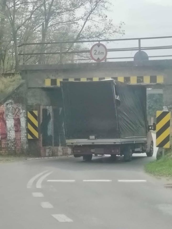 Ciężarówka nie zmieściła się pod wiaduktem w podpoznańskiej miejscowości! Utrudnienia