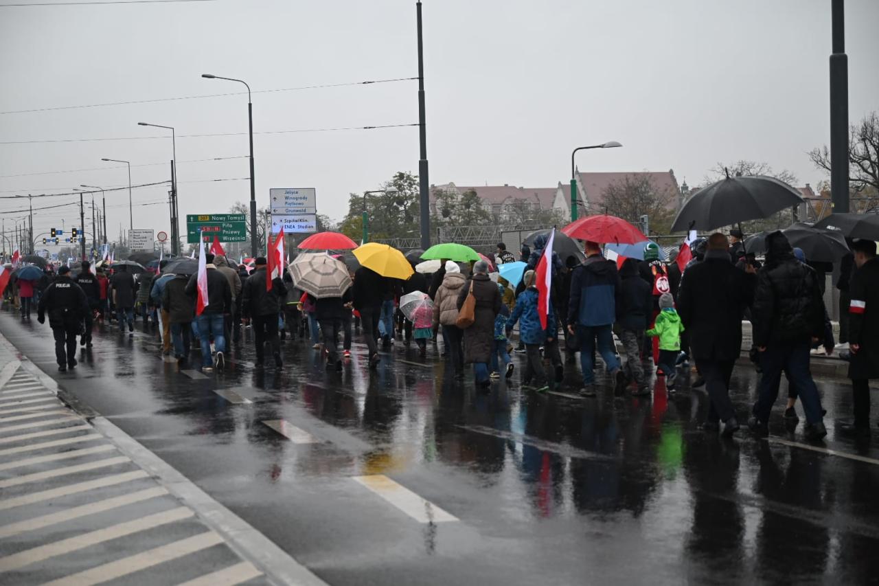 Marsz Niepodległości idzie ulicami Poznania