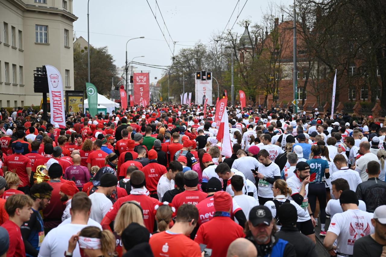 Biegacze w biało-czerwonych strojach opanowali poznańskie ulice