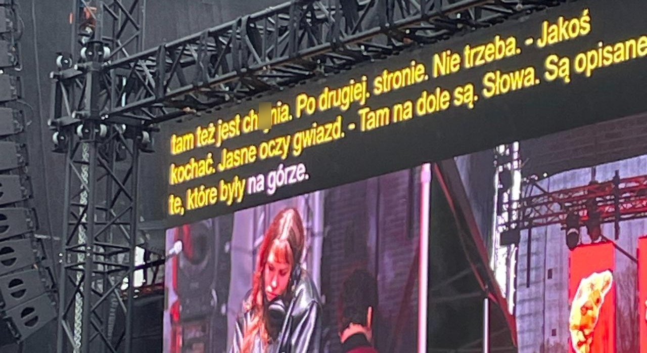 Sztuczna inteligencja nie taka inteligentna. Przekleństwo na telebimie w trakcie Imienin Ulicy Święty Marcin