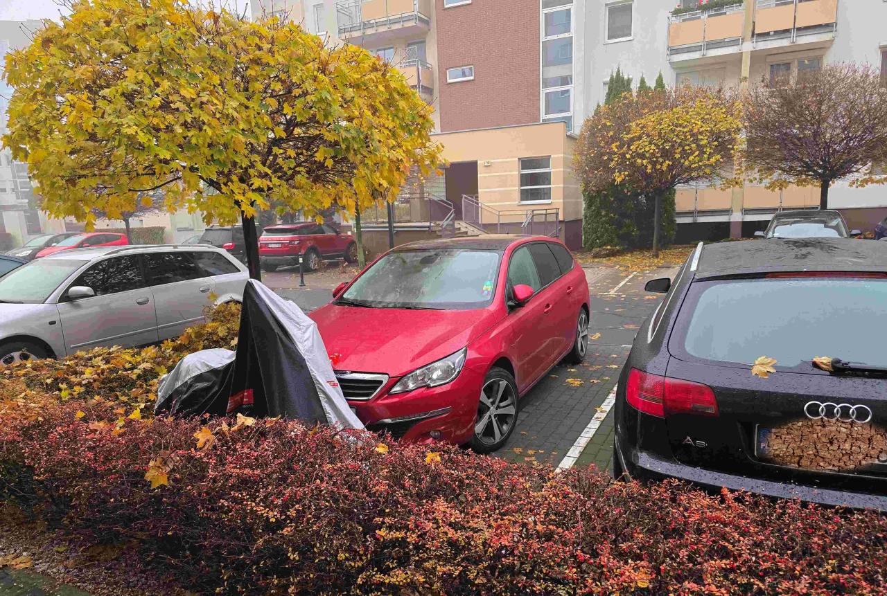 Miejsca parkingowe rezerwuje skuterem. "Czy takie postępowanie jest uczciwe wobec innych mieszkańców?"