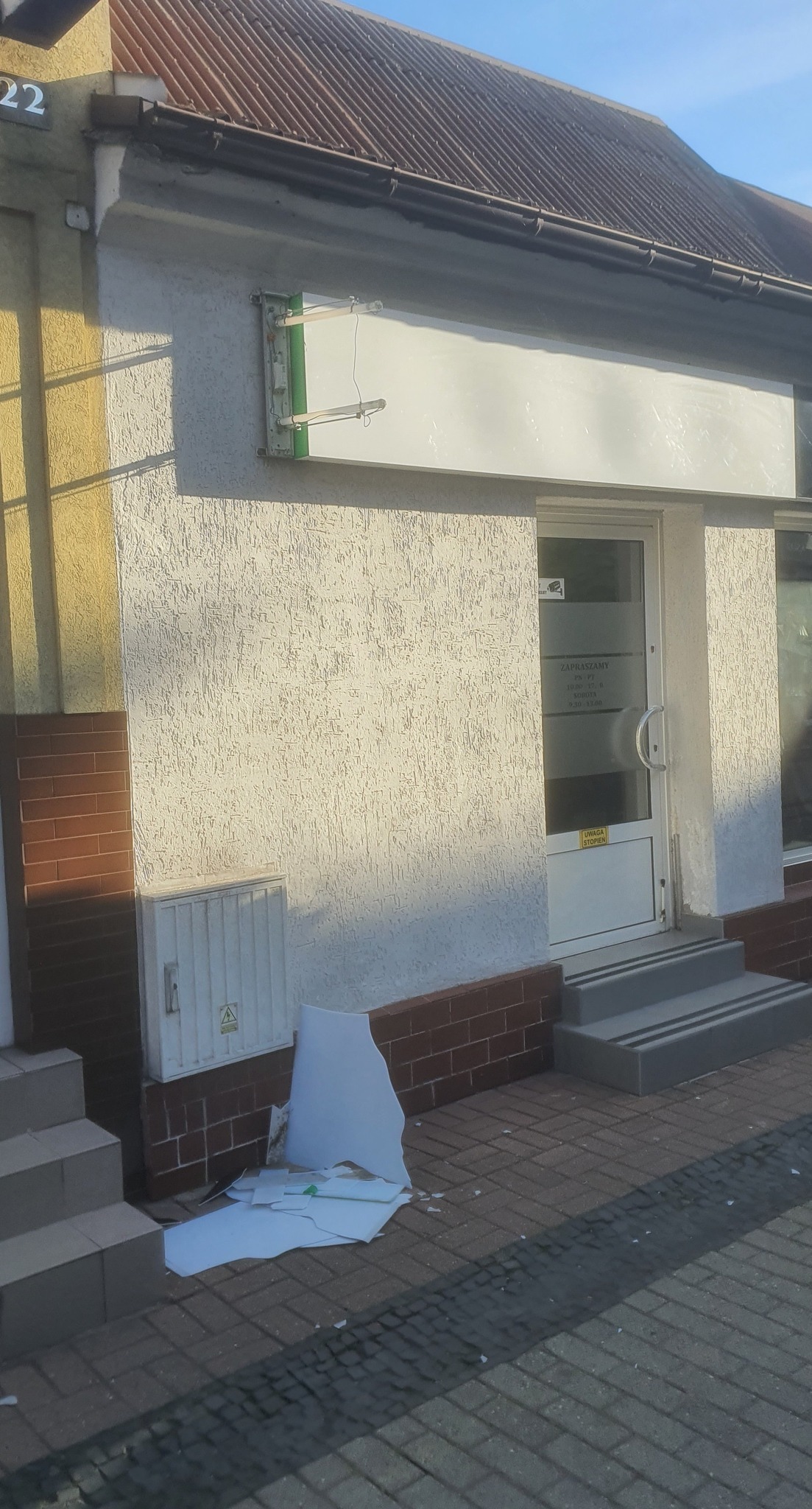 Młodzież w kapturach zniszczyła baner reklamowy znajdujący się nad sklepem. Nieletni wandale gwałtownie wpadli w ręce policji