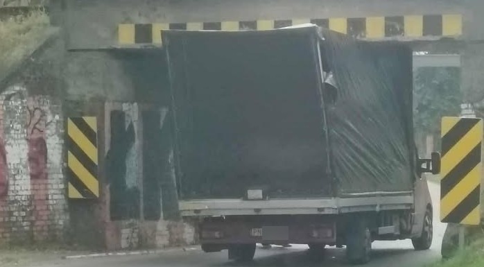 Utrudnienia na DK92. Samochód utknął pod wiaduktem