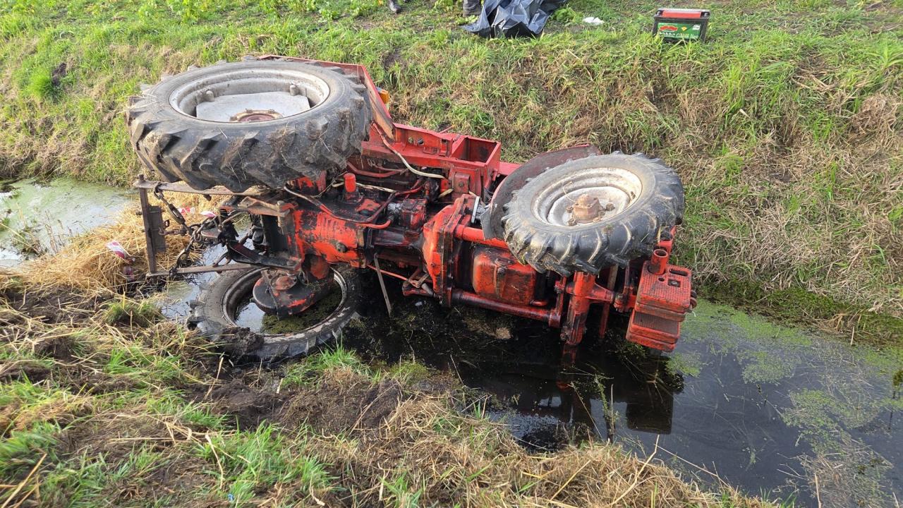 Śmiertelny wypadek podczas pracy na polu. Ciągnik rolniczy leżał w rowie