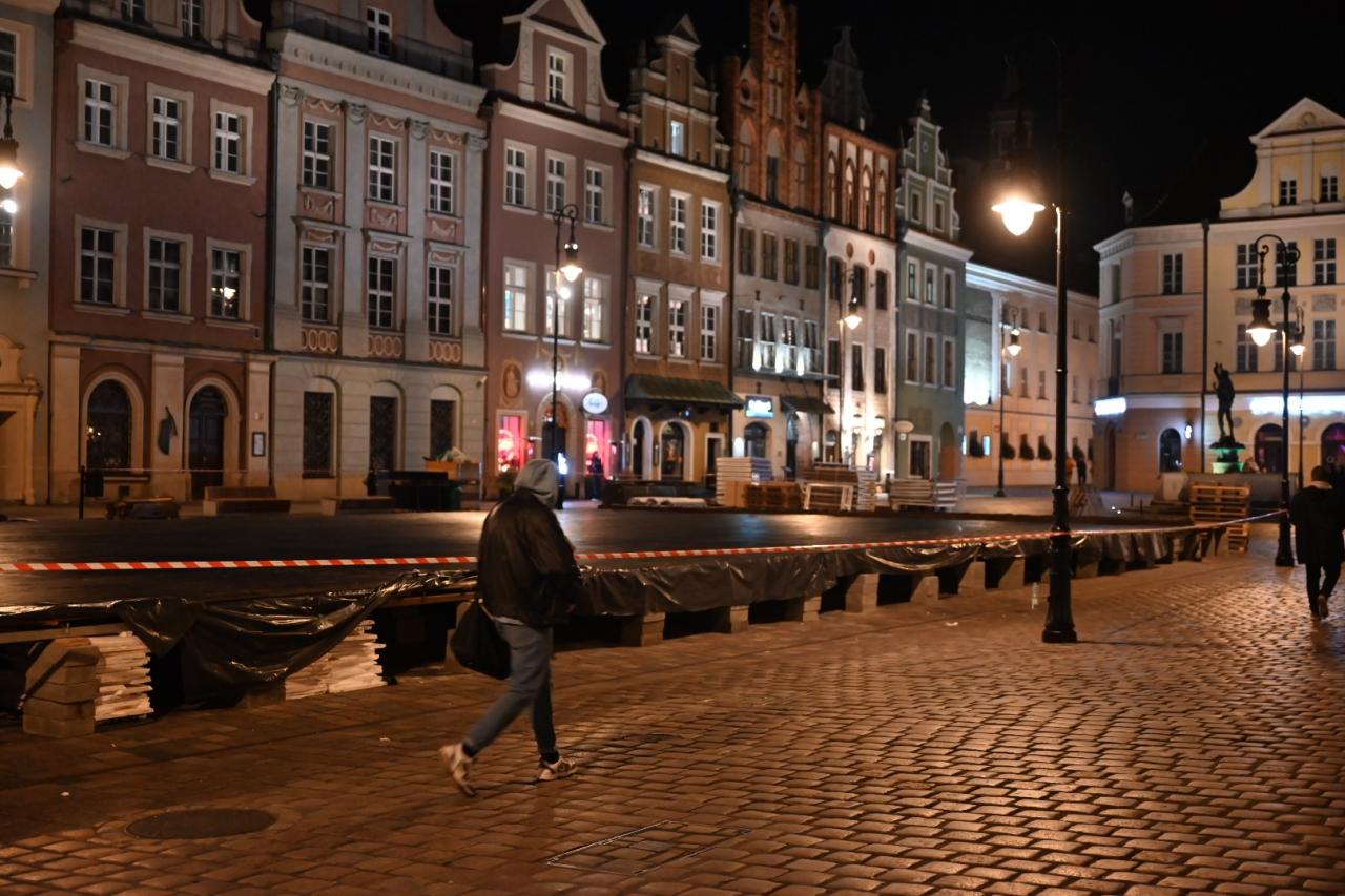 Ruszyły świąteczne przygotowania na Starym Rynku! Będzie lodowisko [fotorelacja]