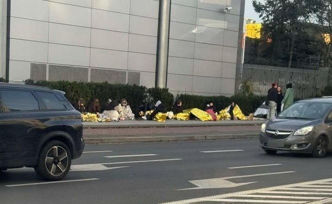 Koczują w kolejce przy wejściu na MTP. O co chodzi?