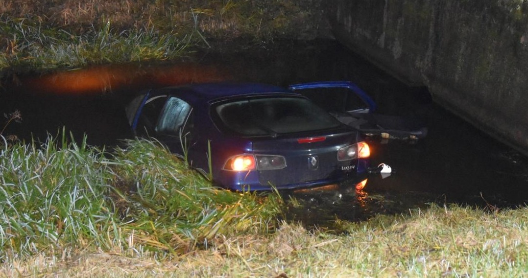 18-latek stracił panowanie nad autem i wjechał do wody pod Kościanem